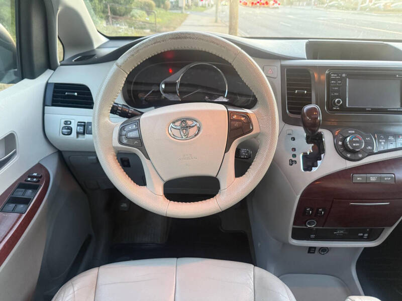 2013 Toyota Sienna XLE 8-Passenger