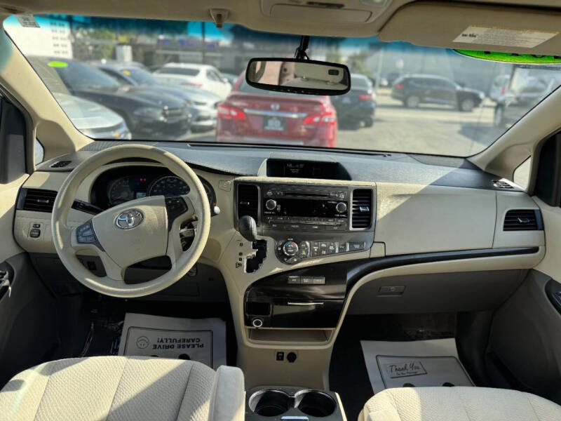 2014 Toyota Sienna LE Mobility 7-Passenger