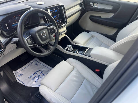 2023 Volvo XC40 B4 Ultimate Dark Theme