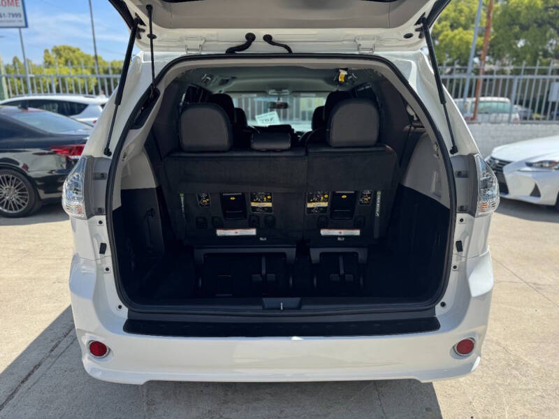 2017 Toyota Sienna SE 8-Passenger