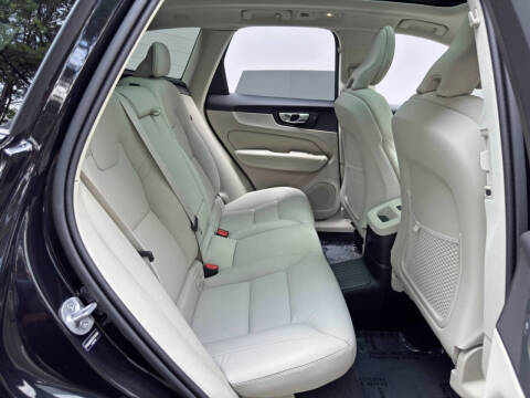 2025 Volvo XC60 T8 Plus Dark Theme