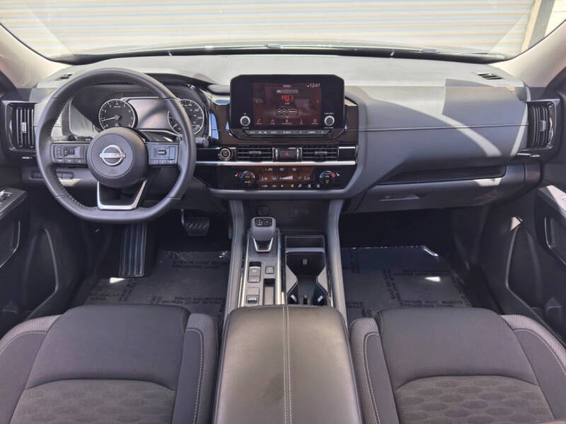 2023 Nissan Pathfinder SV