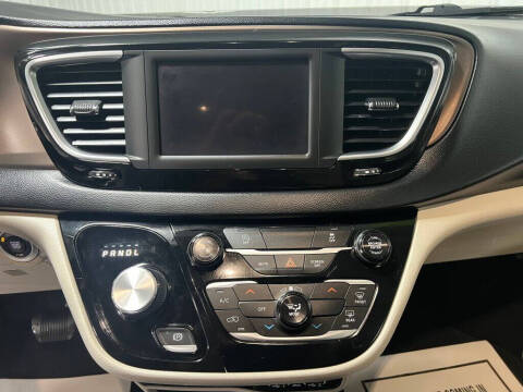 2022 Chrysler Voyager LX