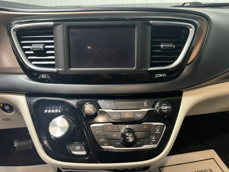 2022 Chrysler Voyager LX