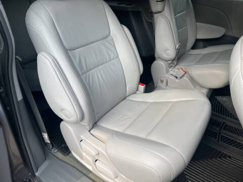 2017 Toyota Sienna XLE 7-Passenger Auto Access Seat