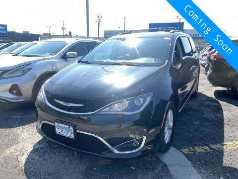 2017 Chrysler Pacifica for sale at INDY AUTO MAN in Indianapolis IN