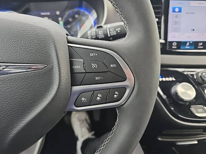 2025 Chrysler Pacifica Select