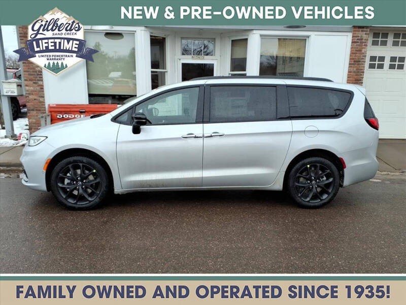 2026 Chrysler Pacifica Select's photo