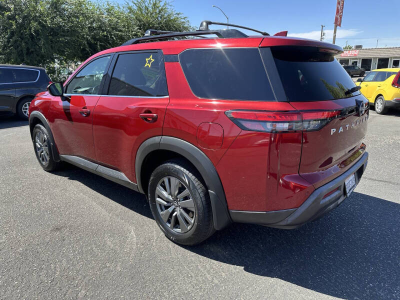 2022 Nissan Pathfinder SV