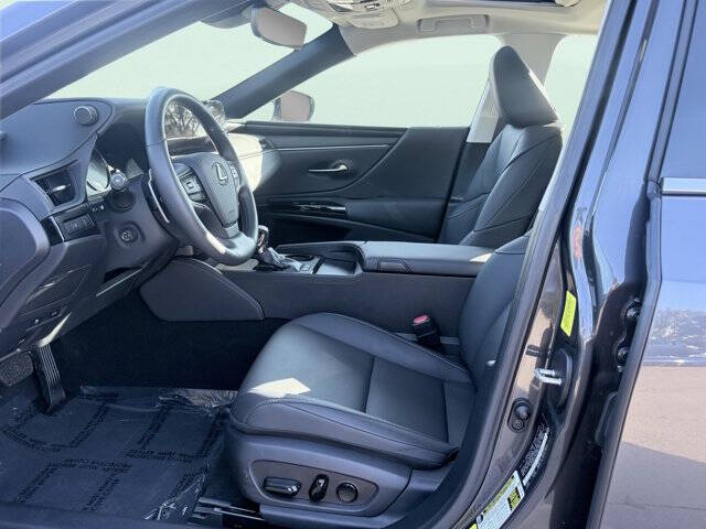 2025 Lexus ES 300h F SPORT Design