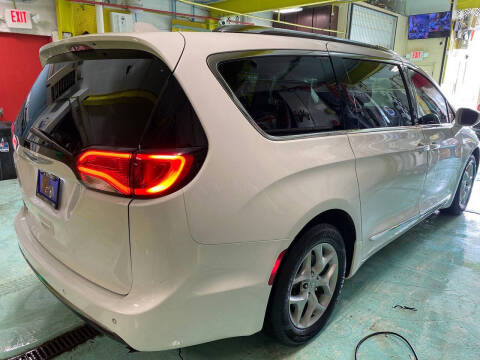 2017 Chrysler Pacifica Touring-L Plus