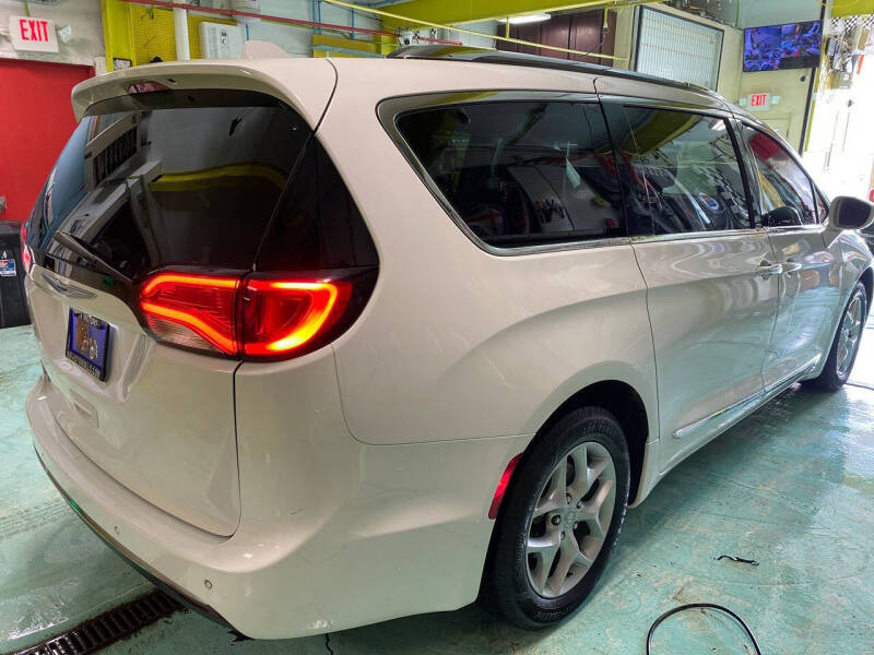 2017 Chrysler Pacifica Touring-L Plus