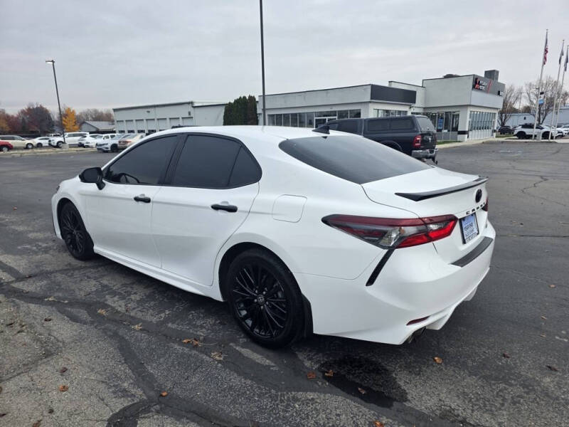 2022 Toyota Camry Hybrid SE