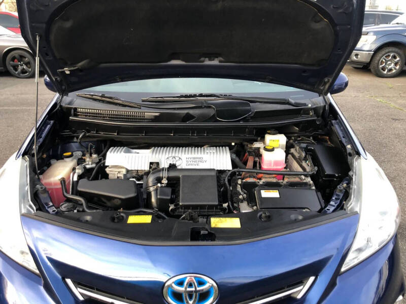 2013 Toyota Prius v Three