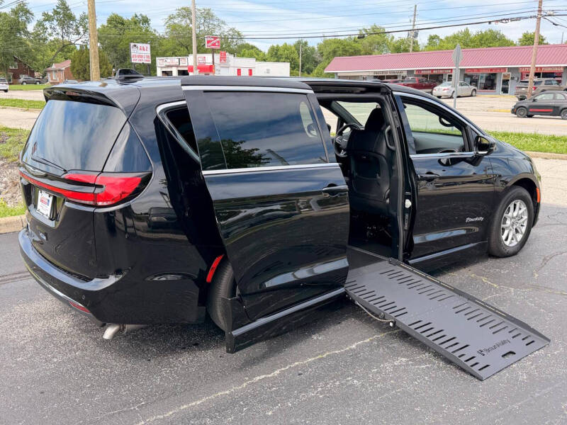 2025 Chrysler Pacifica Select