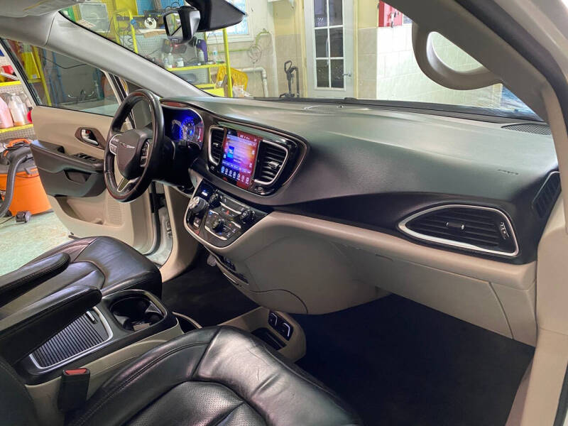 2017 Chrysler Pacifica Touring-L Plus