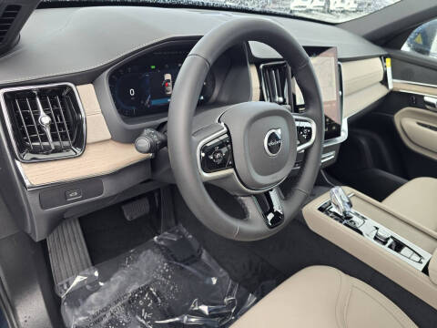 2025 Volvo XC90 B6 Core Bright Theme