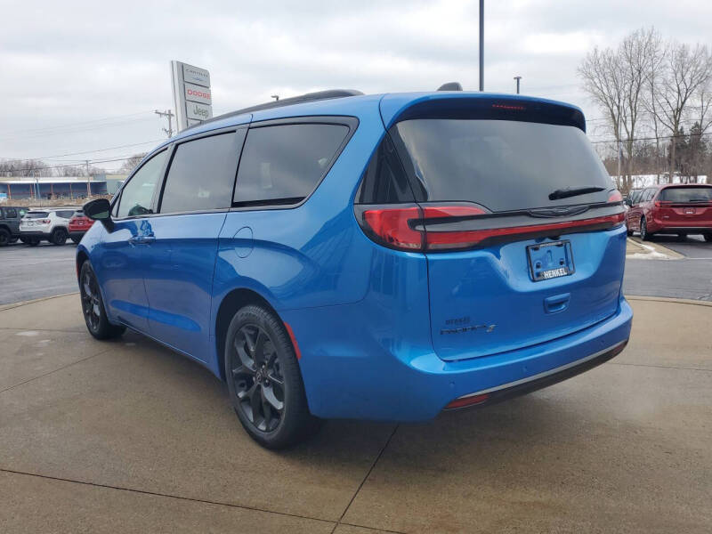 2026 Chrysler Pacifica Select