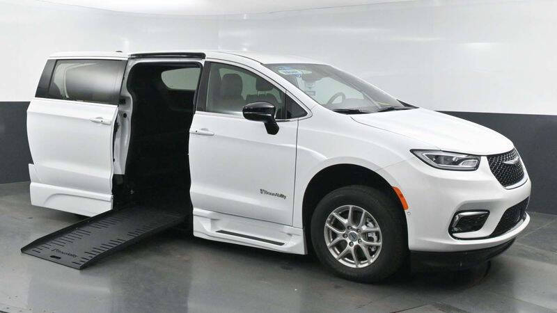 2025 Chrysler Pacifica Select's photo
