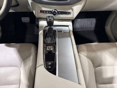 2022 Volvo XC90 T5 Momentum
