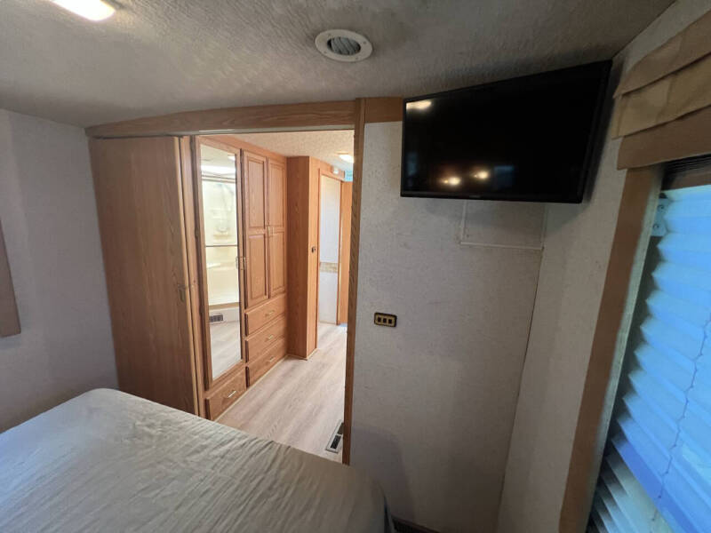 2001 Winnebago Journey 36L