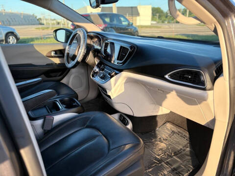 2017 Chrysler Pacifica Touring-L