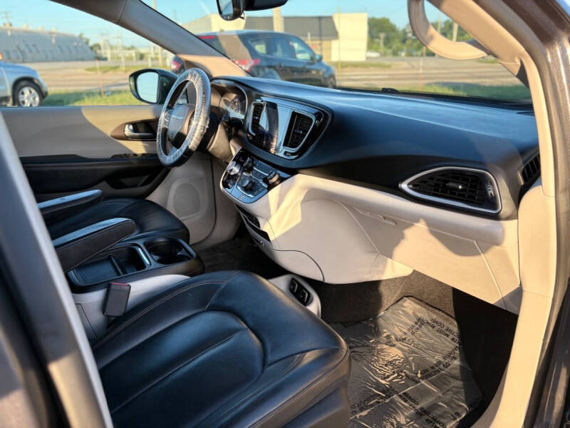 2017 Chrysler Pacifica Touring-L