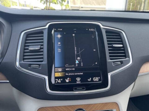 2022 Volvo XC90 T6 Momentum 6-Passenger