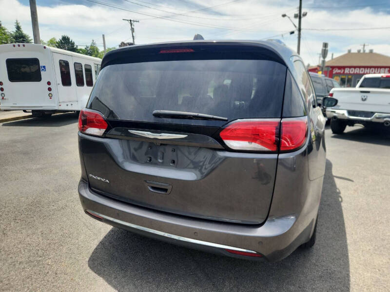 2017 Chrysler Pacifica Touring-L Plus