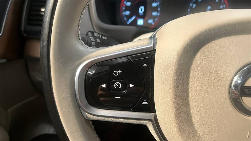 2022 Volvo XC90 T6 Momentum 7-Passenger