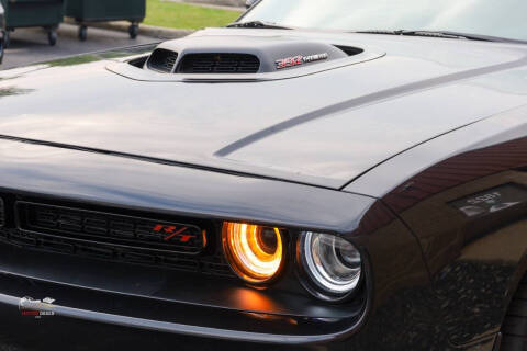 2017 Dodge Challenger 392 HEMI Scat Pack Shaker