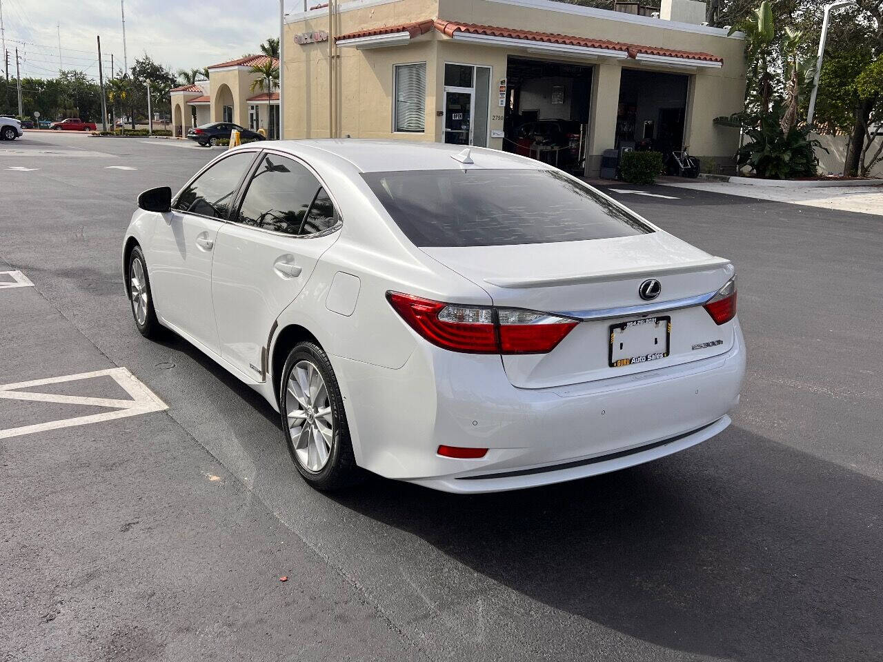 2014 LEXUS ES Sedan - $13,500
