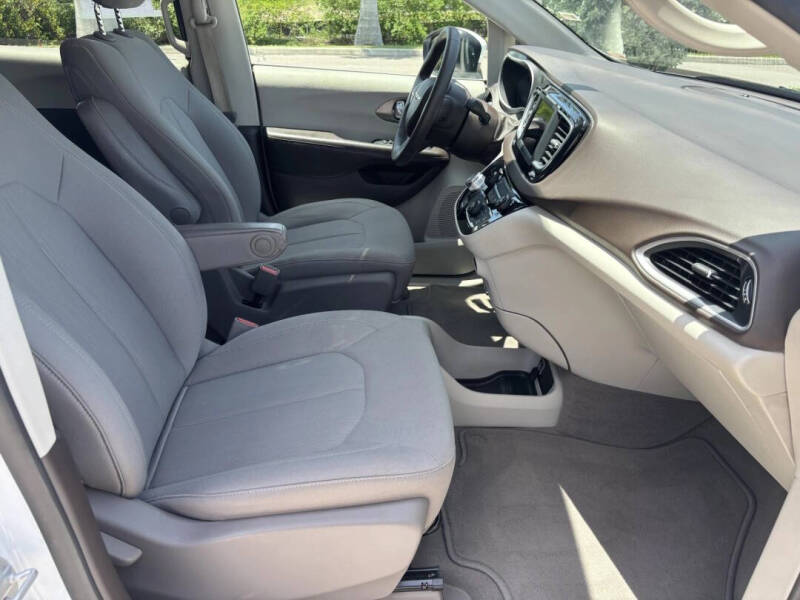 2021 Chrysler Voyager LX