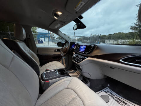 2017 Chrysler Pacifica Touring-L Plus