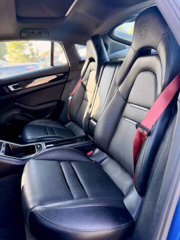 2017 Porsche Panamera 4