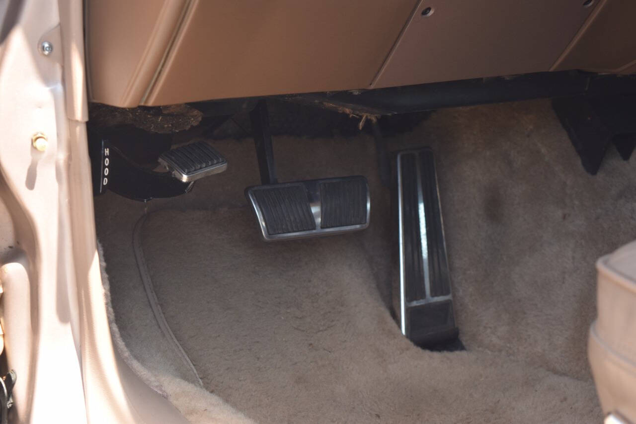 1991 Cadillac Brougham 209