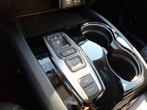 2022 Honda Pilot Touring w/Rear Captain's Chairs