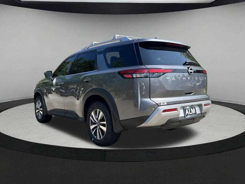 2025 Nissan Pathfinder SL