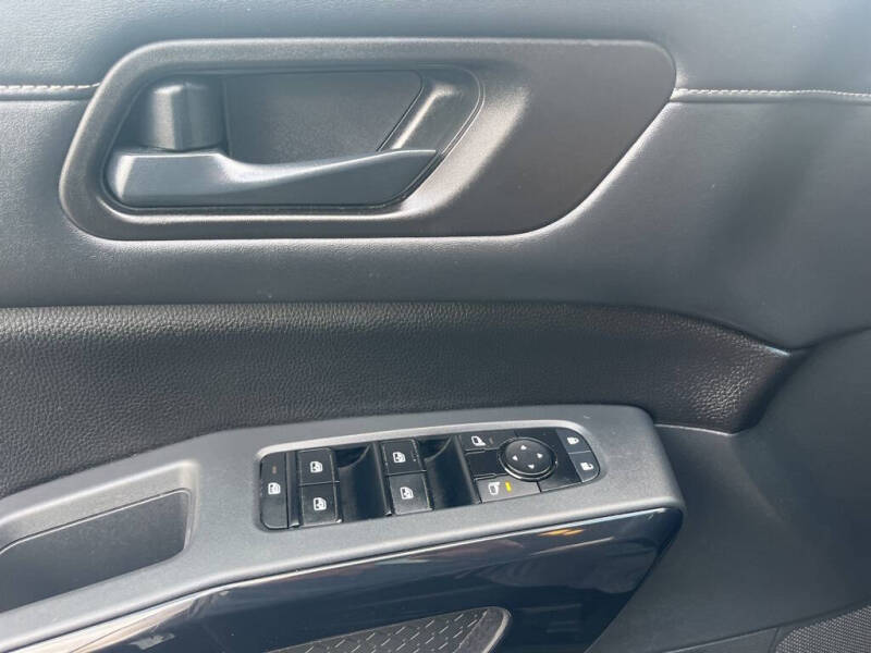 2023 Nissan Pathfinder SV