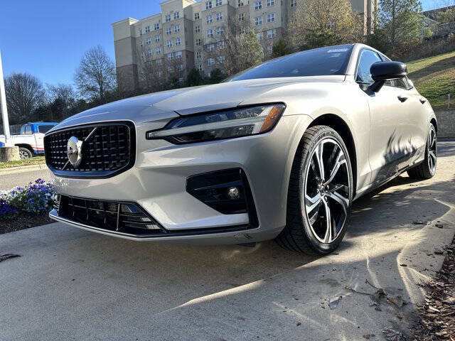 2024 Volvo S60 B5 Core Dark Theme