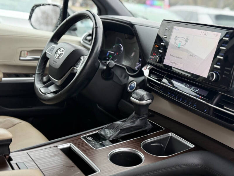 2021 Toyota Sienna XLE 8-Passenger