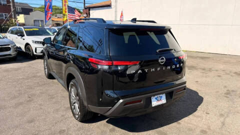 2024 Nissan Pathfinder SV