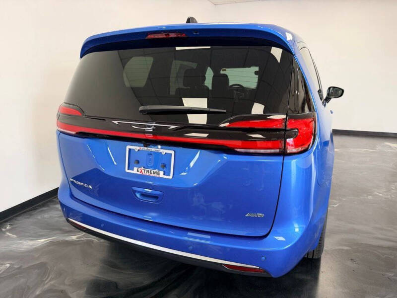 2027 Chrysler Pacifica Select
