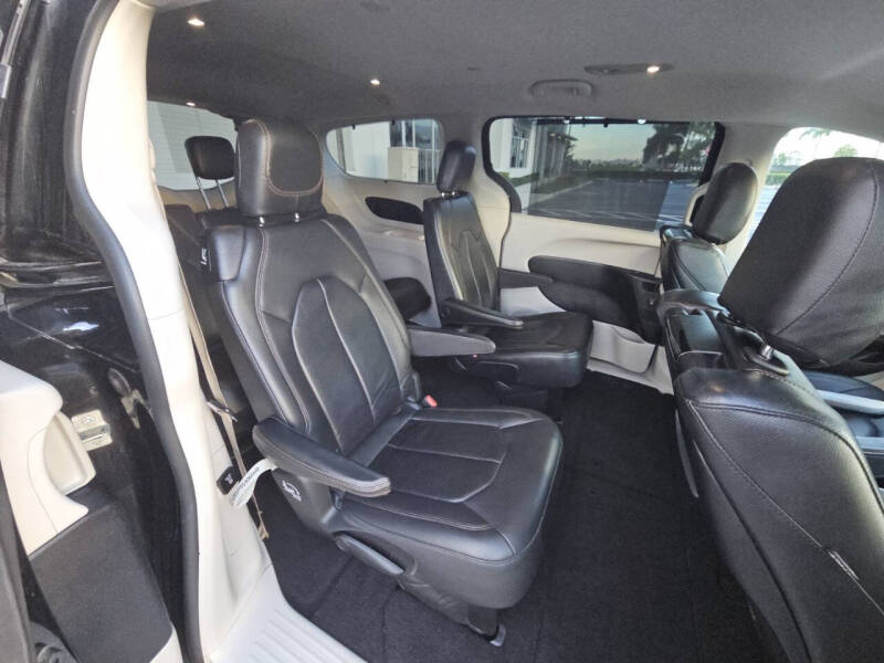 2017 Chrysler Pacifica Touring-L Plus