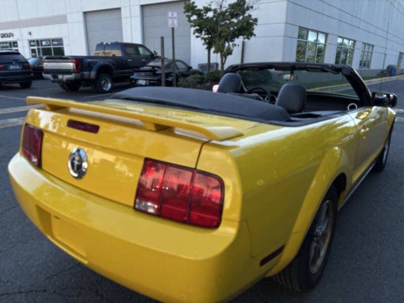 2005 Ford Mustang V6 Deluxe