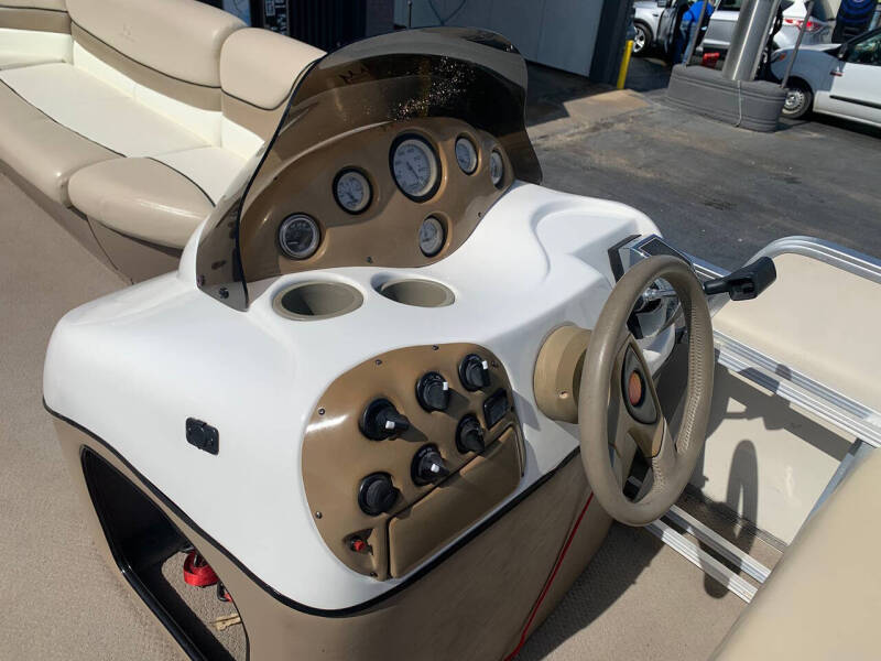 2000 Sun Tracker Party Barge 22 DLX