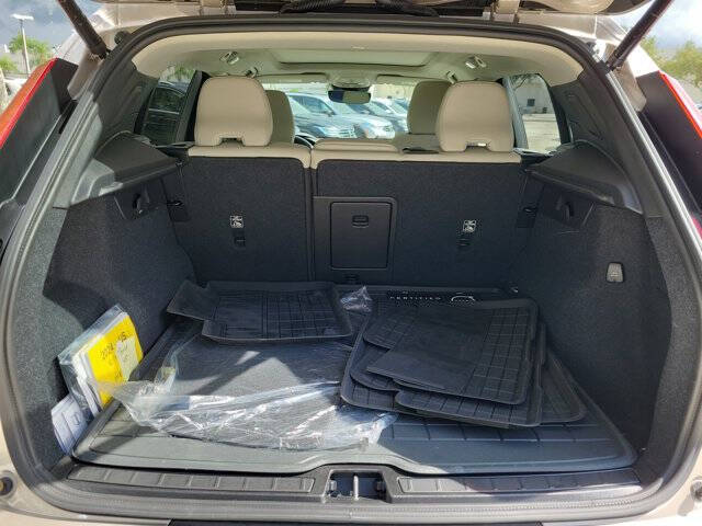 2024 Volvo XC40 B5 Ultimate Dark Theme