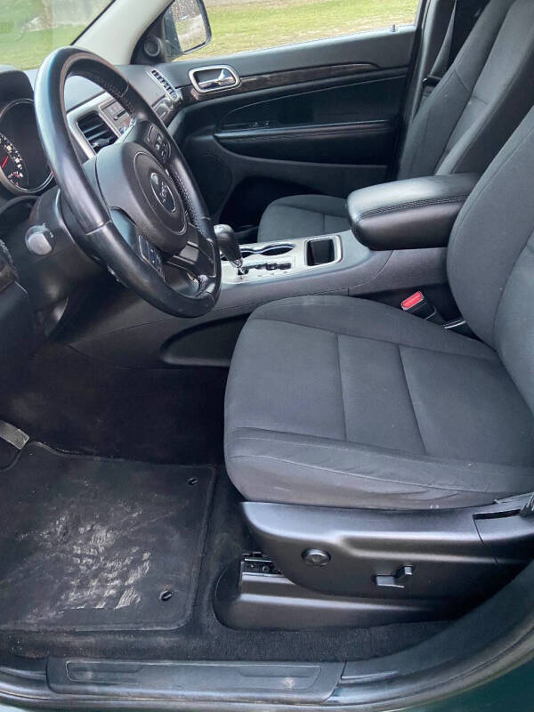 2011 Jeep Grand Cherokee Laredo photo 2