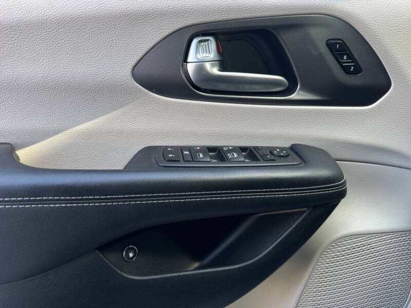 2024 Chrysler Pacifica Plug-In Hybrid Select