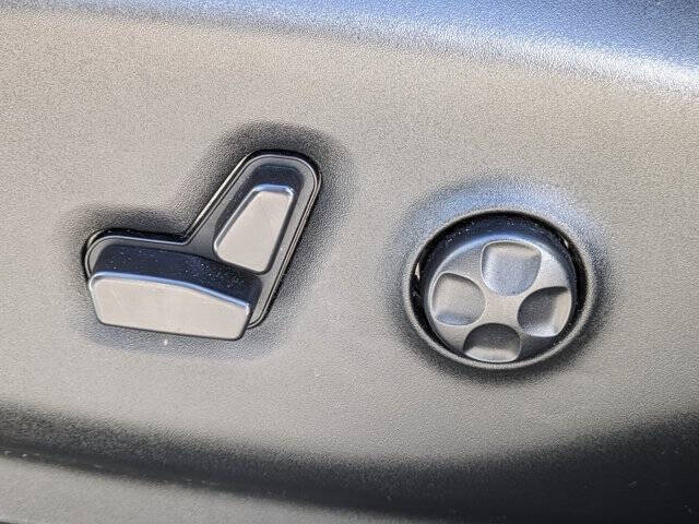 2025 Chrysler Voyager LX